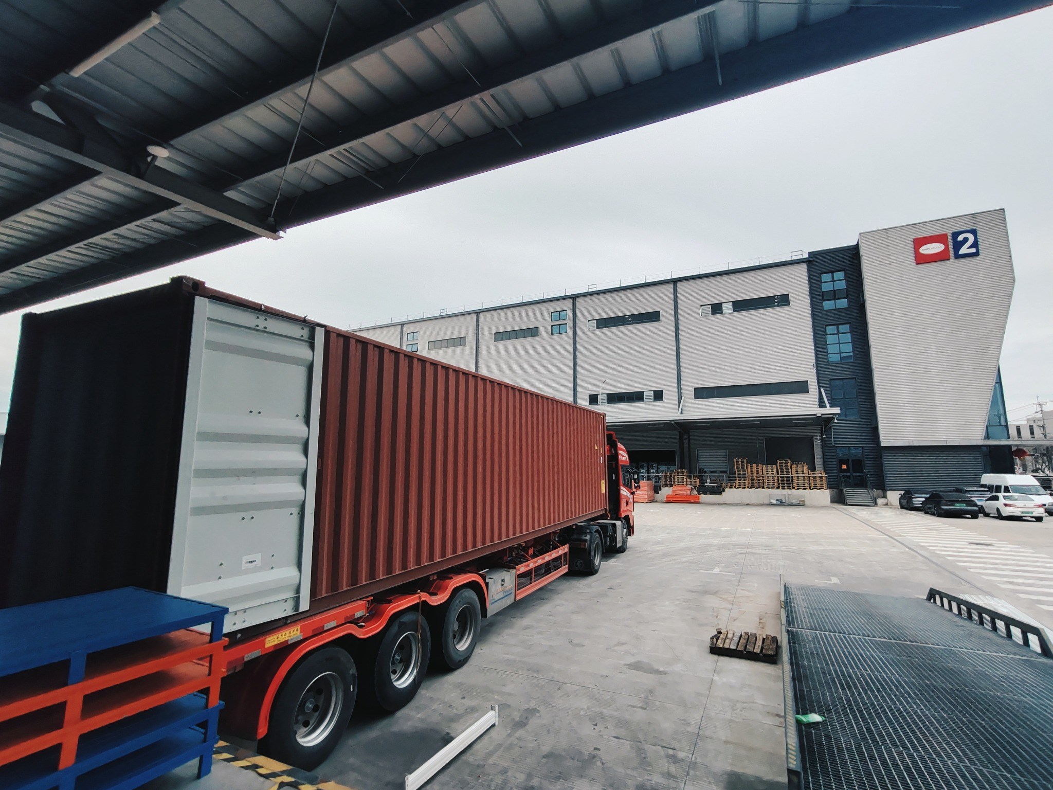 SIMPLECLEAN factory exterior and container loading area